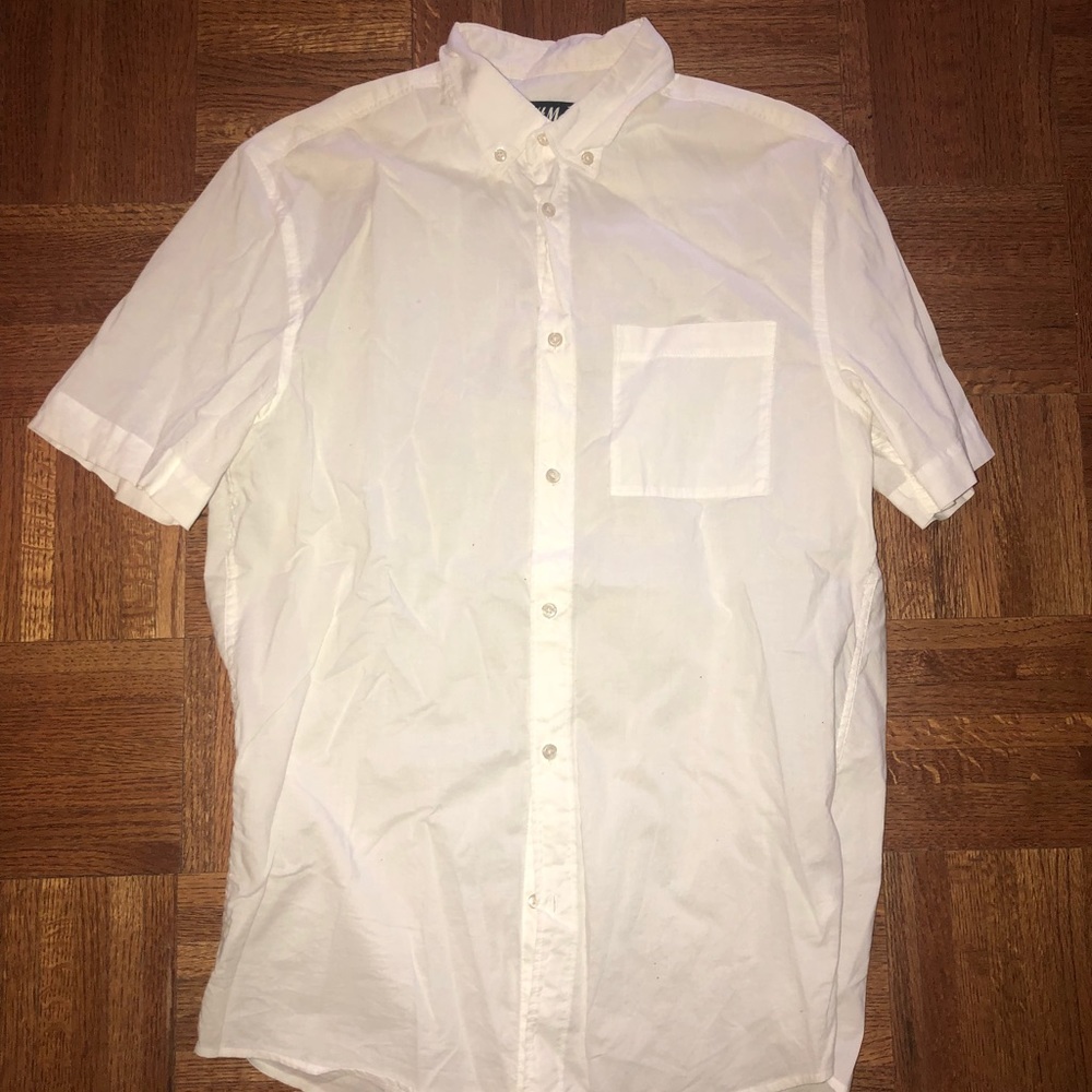 White collared short sleeve shirt